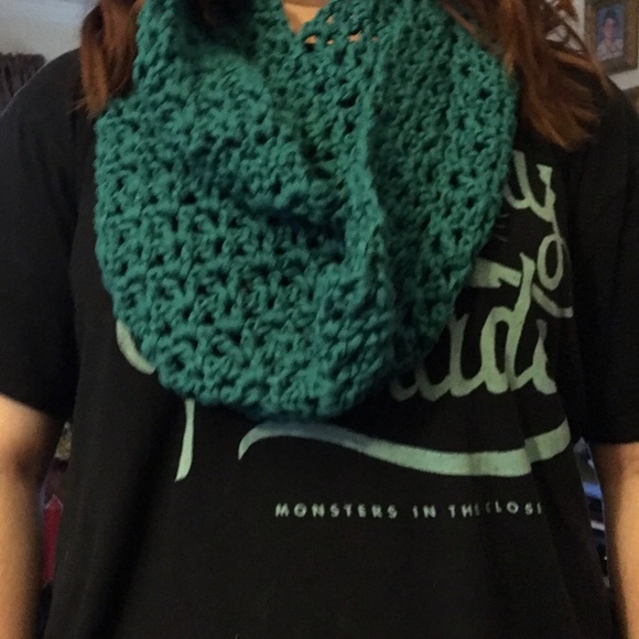 Handmade infinity scarf - Picture 3 of 3