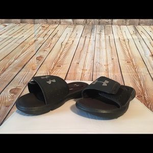 KID'S UNDER ARMOUR SLIDES, BLACK, SIZE 1