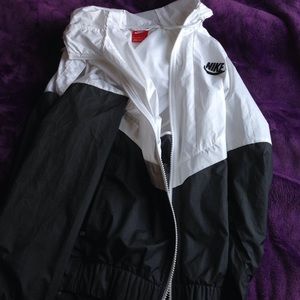 Nike windrunner size medium