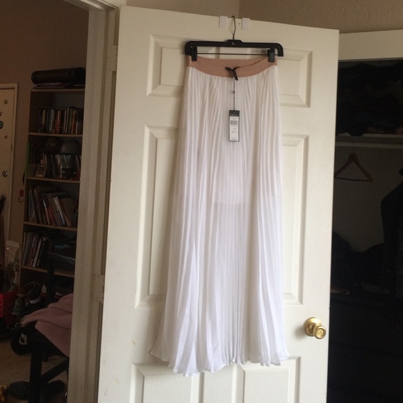 Long white BCBGMAXAZRIA pleated skirt