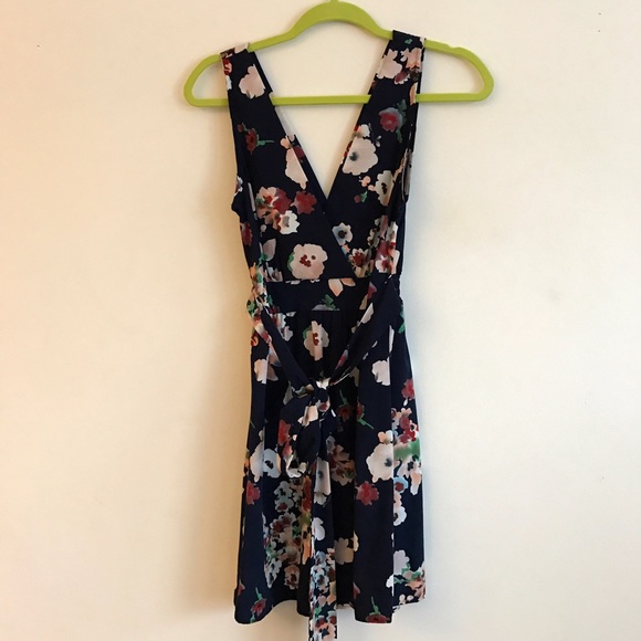 Tea n Rose floral v-cut dress. Fun & flirty!