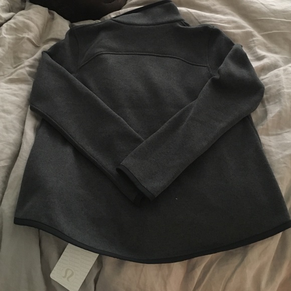 BRAND NEW LULULEMON JACKET - its fleecing cold zip - Picture 3 of 3