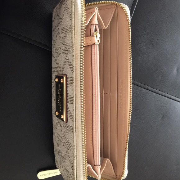 Michael Kors wallet - Picture 2 of 4