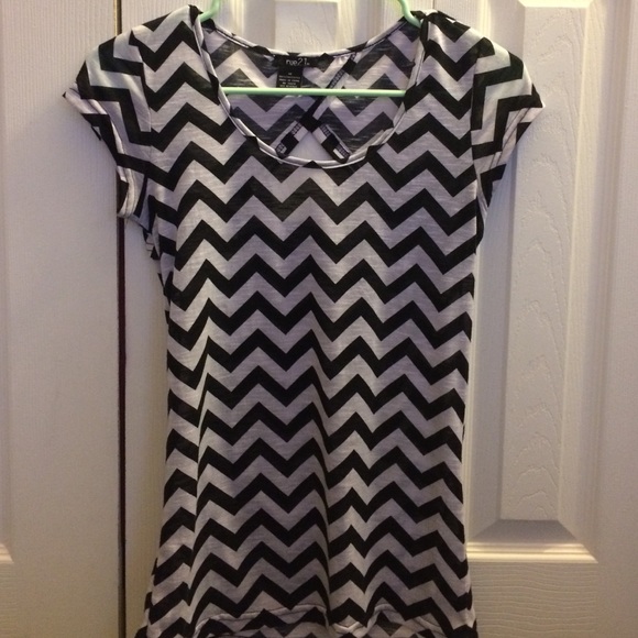 Black and white zig zag tee
