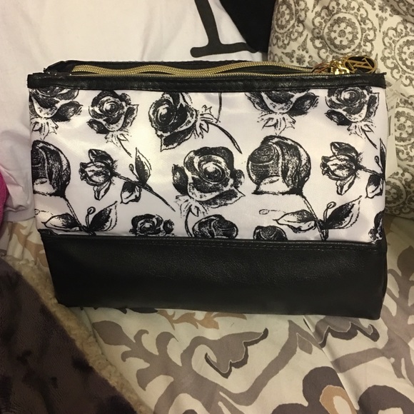 NWT Adrienne Vittadini dual pyramid beauty bag - Picture 2 of 4