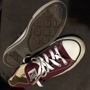 Maroon low top converse