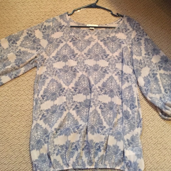 Sheer 3/4 tip with lace pattern