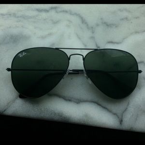 Black Ray Ban aviators