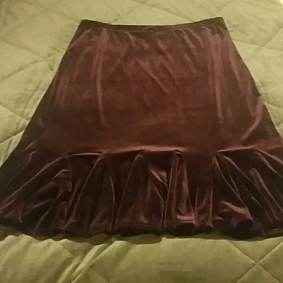 Plum Velvet Ruffle-Edged Skirt (Steampunk basic!) - Picture 2 of 4