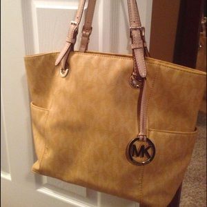 Michael Kors Jet Set Tote