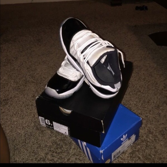 Low top Jordan concord 11's
