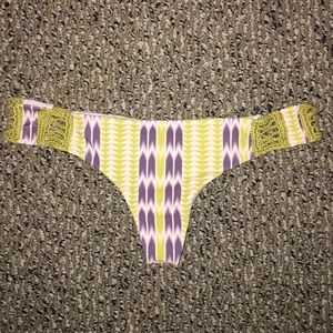 Acacia bottoms in arrow