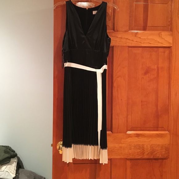 Little pleaded black dress with cream design