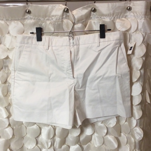 GAP White 4" Khaki Weekend Short