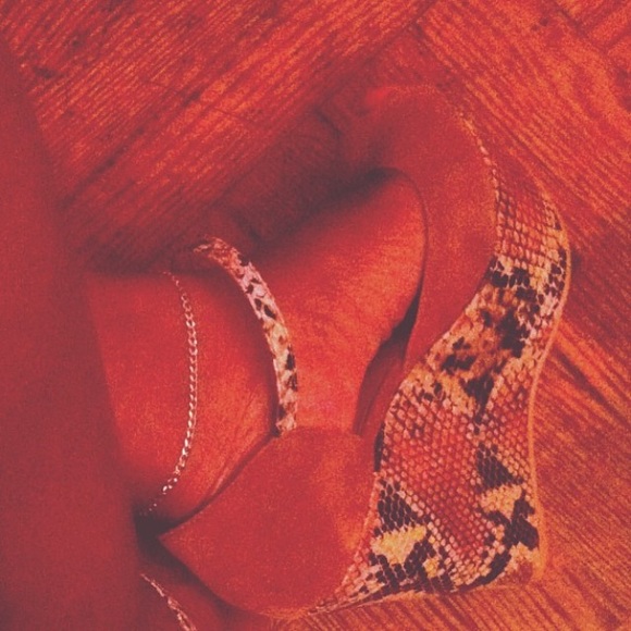 Steve Madden Wynnie Suede Platforms