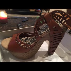 Jessica Simpson platform heel