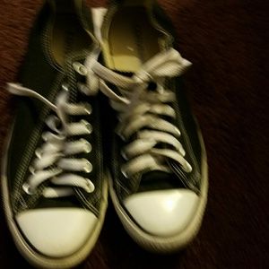 Converse low top men sz 8/ Womens sz 10
