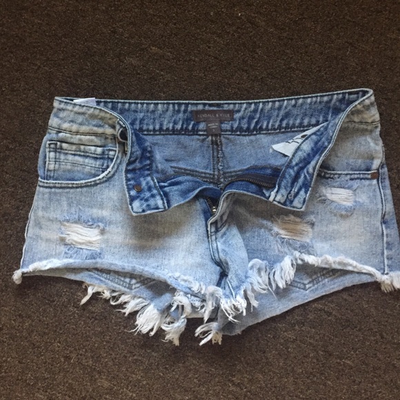 Kendall and Kylie shorts - Picture 2 of 4