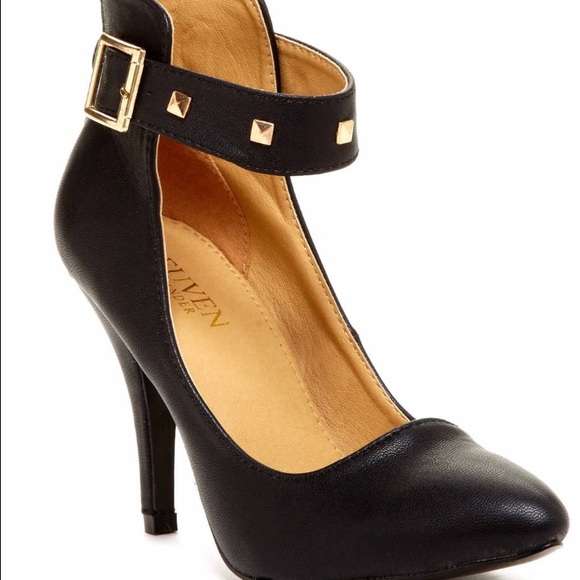 Black pumps