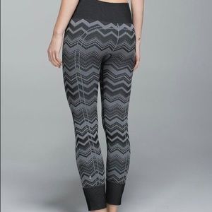 Lululemon black/grey chevron legging