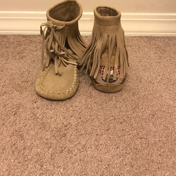 Fringe moccasins