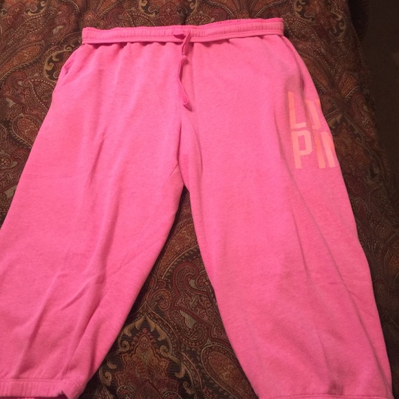 VS PINK CAMPUS CROPS