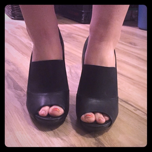 SIMPLE BLACK HEELS SZ 8
