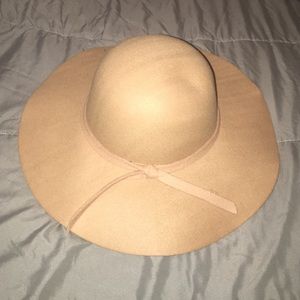 Never been worn- 🎩 in Taupe/Tan