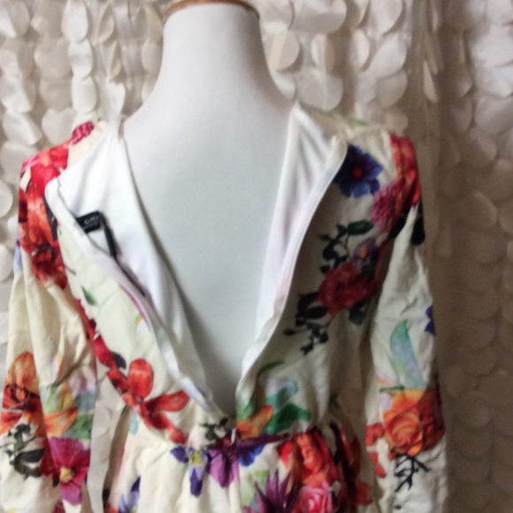 Gorgeous Cream Floral Romper - Picture 3 of 3