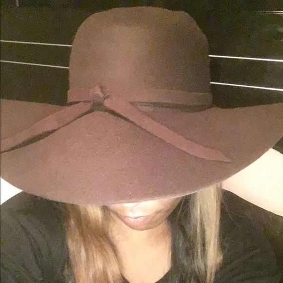 NEVER BEEN WORN- fashionable hat
