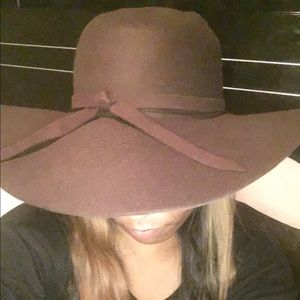 NEVER BEEN WORN- fashionable hat