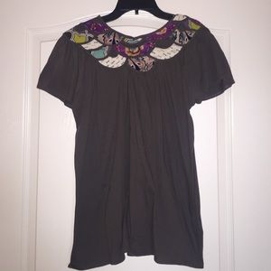 Anthropologie grey tee w/pattern around neck