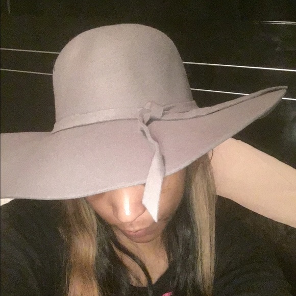 NEVER BEEN WORN -  fashionable hat