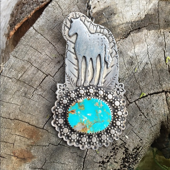 Artisan Jewelry - Beautiful turquoise horse pendant with 20" chain