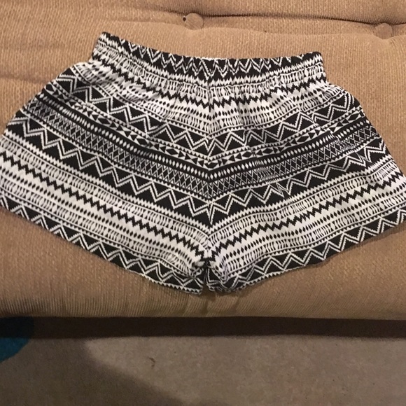 Black and white Umgee size x-large shorts