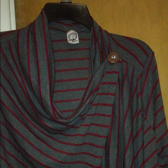 Cute stripe sweater, trendy! Comfy! 🙌🏻🙌🏻🙌🏻 - Picture 2 of 3