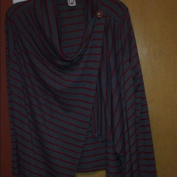 Cute stripe sweater, trendy! Comfy! 🙌🏻🙌🏻🙌🏻 - Picture 3 of 3