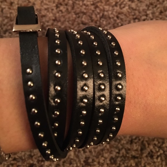 Nwot boho chic black silver studded wrap bracelet - Picture 3 of 4