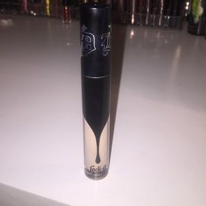 Kat Von D lock it concealer L5 neutral