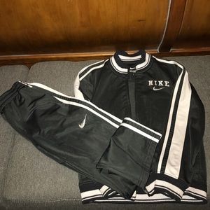 boys' 2 piece warmup gently used size 7