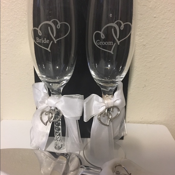 💥FLASH SALE💥Wedding flutes and cake cutter