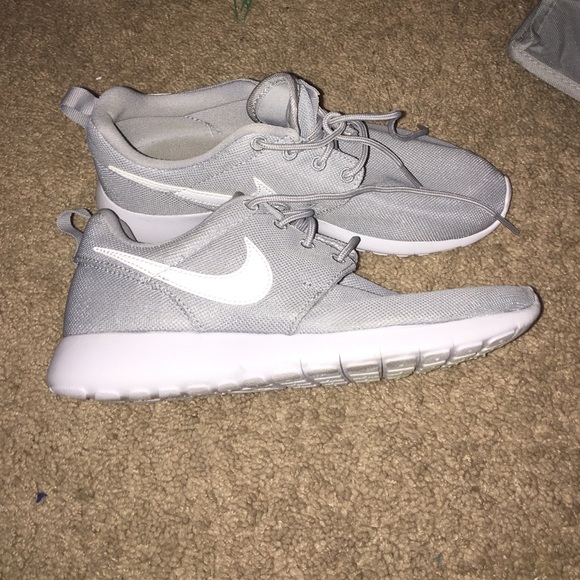 Light grey nike roshes