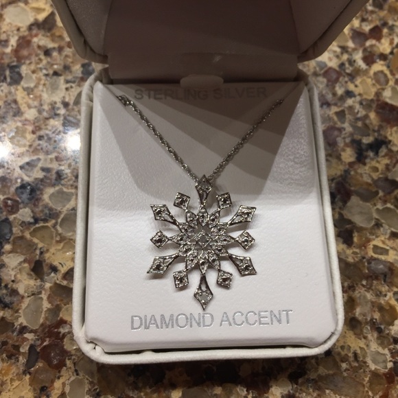Sterling Snowflake necklace, NWT, 18 inch