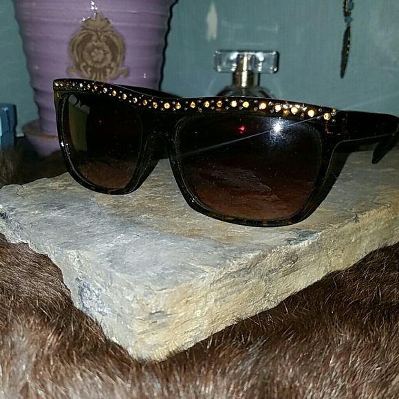 Tortoise shell brown sunglasses