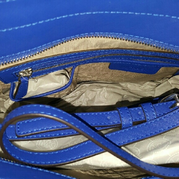 Michael Kors Hayley Lg Tote & Leather Wristlet - Picture 3 of 7