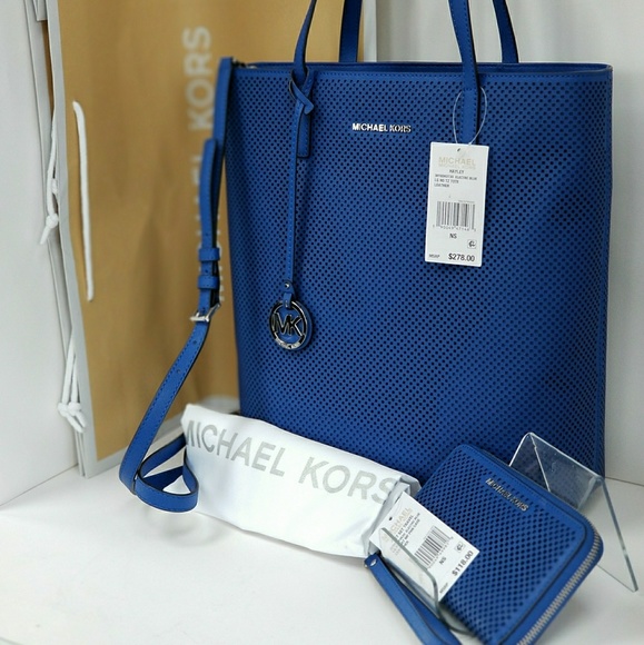 Michael Kors Hayley Lg Tote & Leather Wristlet - Picture 2 of 7