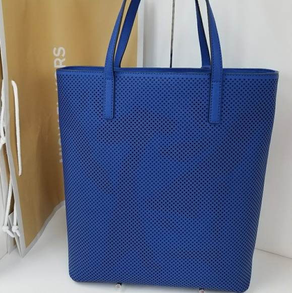 Michael Kors Hayley Lg Tote & Leather Wristlet - Picture 4 of 7