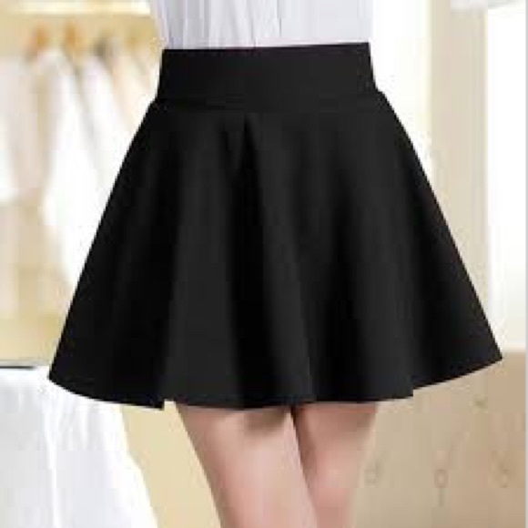 Two black and short skirts - Picture 1 of 4