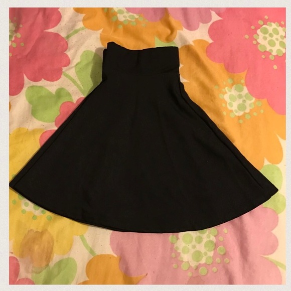 Two black and short skirts - Picture 2 of 4