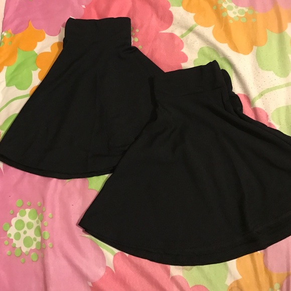 Two black and short skirts - Picture 4 of 4